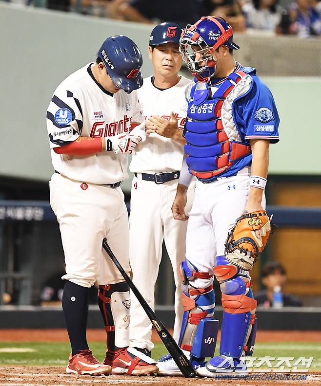 손등에 맞은 후배 유강남을 걱정하는 삼성 포수 강민호 '부상은 안되는데'