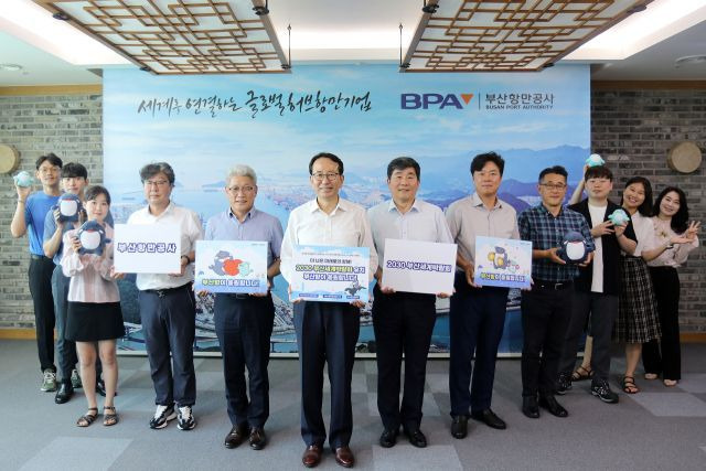 BPA 강준석 사장(왼쪽 다섯 번째)과 임직원들이 ‘2030 부산세계박람회 개최 기원 부산항 SNS 챌린지’ 동참 사진을 찍고 있다.