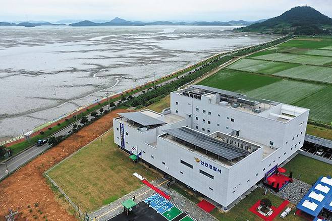 전남 신안군 암태면 단고리에 문을 연 신안경찰서 전경. /연합뉴스