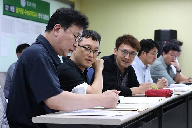 2024학년도 수능 9월 모의평가가 시행된 6일 오전 서울 양천구 종로학원에 마련된 문제분석 상황실에서 강사들이 문제를 분석하고 있다.ⓒ연합뉴스