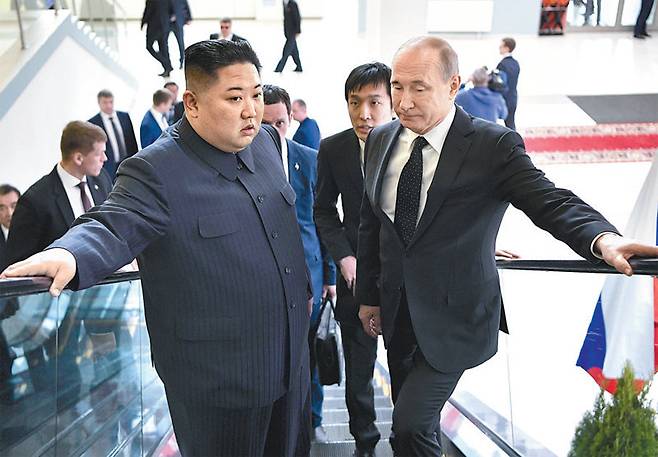 블라디미르 푸틴 러시아 대통령(오른쪽)이 2019년 4월 러시아 블라디보스토크 루스키섬의 극도연방대에서 북-러 정상회담을 앞두고 김정은 북한 국무위원장과 대화하고 있다. 블라디보스토크=AP 뉴시스