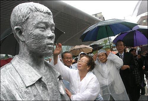 전태일 동상 제막식에 참석했던 이소선 여사(가운데)의 모습. 한국일보 자료사진.