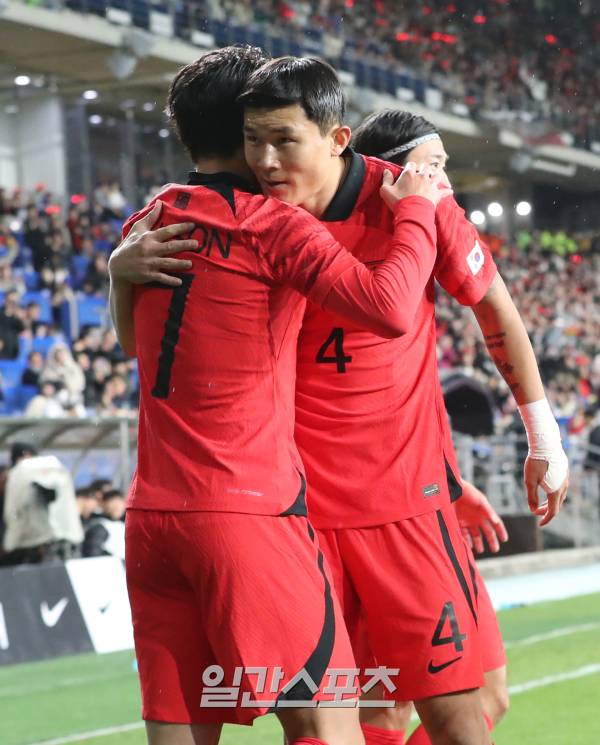 위르겐 클린스만 감독이 이끄는 축구국가대표팀이 24일 오후 울산문수월드컵경기장에서 콜롬비아와 경기를 펼쳤다. 손흥민이 전반 첫골을 성공시키고 김민재와 포옹하고있다. 울산=정시종 기자 capa@edaily.co.kr /2023.03.24.