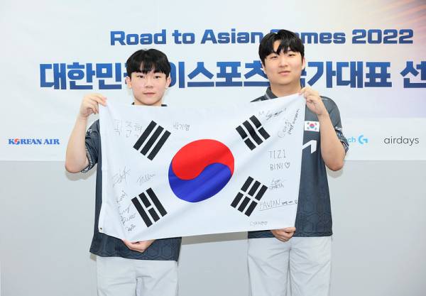 7일 AG 미디어데이에 참석한 피파온라인4 국가대표 박기영(왼쪽)과 곽준혁이 태극기를 들고 선전을 다짐하고 있다. KeSPA 제공