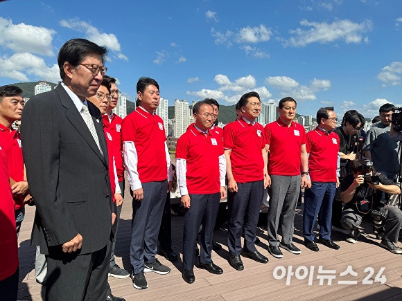 김기현 국민의힘 대표(오른쪽에서 세 번째)를 비롯한 국민의힘 지도부가 7일 부산광역시 동구 부산항 국제여객터미널 하늘공원을 방문해 2030부산세계박람회(엑스포) 부지를 살펴보며 북항 통합개발 사업에 관해 설명을 듣고 있다. [사진=정예진 기자]