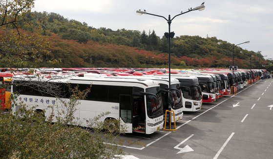 지난해 10월 21일 오후 대구 달서구 테마파크 이월드 주차장에 단체 관광객을 태우고 온 관광버스가 빼곡히 주차돼 있다. 뉴스1