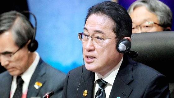 기시다 후미오 일본 총리가 6일 인도네시아 자카르타에서 열린 아세안 정상회의에서 발언하고 있다. AP=연합뉴스