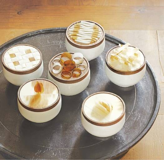 서울 삼청동 샤넬·예올 공동전시에 나온 화각장 한기덕과 도예가 김동준의 합작품. /최지희 기자