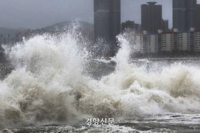 제6호 태풍 카눈의 한반도 북상이 시작된 10일 부산 수영구 광안리 해수욕장에 파도가 치고 있다. 부산｜한수빈 기자