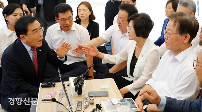 태영호, 이재명 단식 투쟁장 방문 “내게 쓰레기라고 한 의원 제명시켜라” 항의 이재명 더불어민주당 대표가 7일 국회 본관 앞 천막단식투쟁장을 찾은 태영호 국민의힘 의원의 이야기를 듣고 있다. 태 의원은 전날 민주당 의원들이 국회 대정부 질문에서 자신을 ‘쓰레기’라고 비난한 것에 대한 항의 성명서를 전달했다. 박민규 선임기자