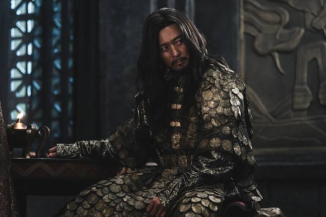 Jang Dong-gun plays Tagon, the first king of Arthdal, in "The Sword of Aramun." (tvN)