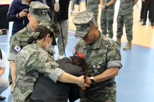 경북 예천 실종자 수색에 투입됐다가 숨진 고 채수근 상병 분향소가 마련된 포항 해병대 1사단 내 김대식관에서 채 상병의 어머니가 김계환 해병대 사령관(오른쪽)과 얘기하던 중 흐느끼고 있다.   연합뉴스