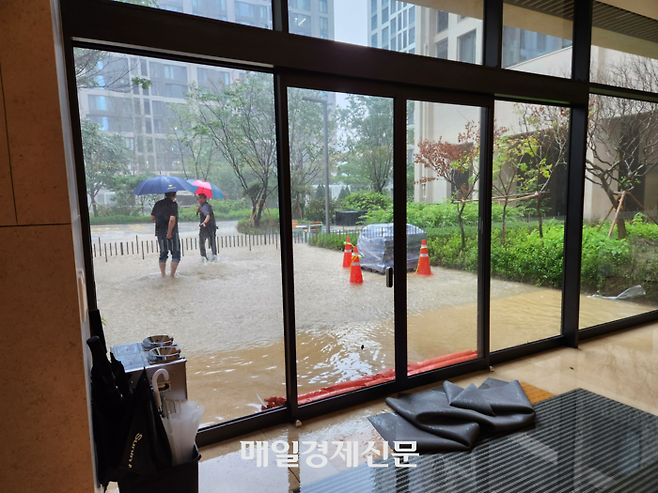 11일 서울 강남구 개포동 ‘개포자이프레지던스’의 입주민 공용공간에 물이 들어찬 모습. [사진 제공 = 독자]