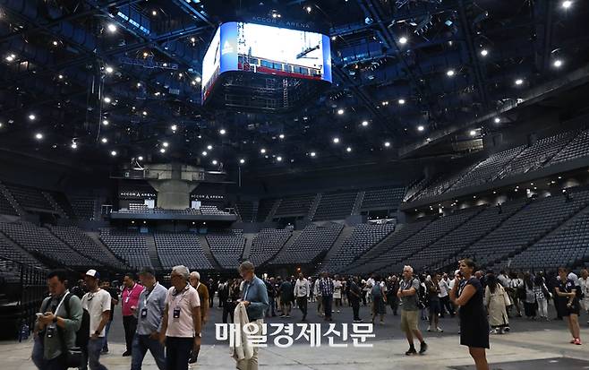 프랑스 파리에서 진행 중인 ‘2024 파리 올림픽’ 월드 프레스 브리핑에 참가한 각국 언론사 관계자들이 체조, 농구, 휠체어 농구 등이 열릴 베르시 아레나(Bercy Arena)를 둘러보고 있다. ‘월드 프레스 브리핑’은 올림픽을 앞두고 전세계 언론을 대상으로 올림픽 준비상황을 설명하고 현장을 보여주는 이벤트다. 파리=올림픽사진공동취재단