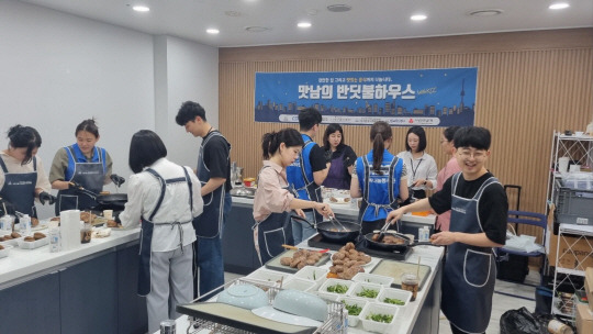 KCC 임직원 및 관계자들이 서울 서초구 반포종합사회복지관 공유주방에서 취약계층과 나눌 영양식 밀키트(Meal-kit)를 만들고 있다. KCC 제공