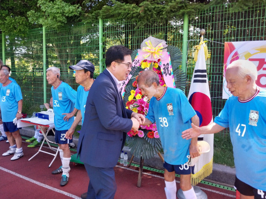 박일하 동작구청장이 한우리 축구단 회원들과 인사를 나누고 있다. 동작구청 제공