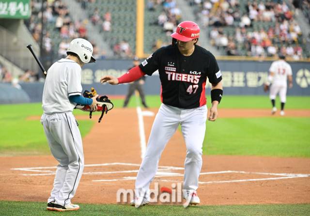 2023년 9월 6일 오후 서울 잠실야구장에서 '2023 신한은행 SOL KBO리그' KIA 타이거즈와 두산 베어스의 경기가 열렸다. KIA 나성범이 1회초 1사 1루서 볼넷을 얻어 나가고 있다./잠실=유진형 기자 zolong@mydaily.co.kr