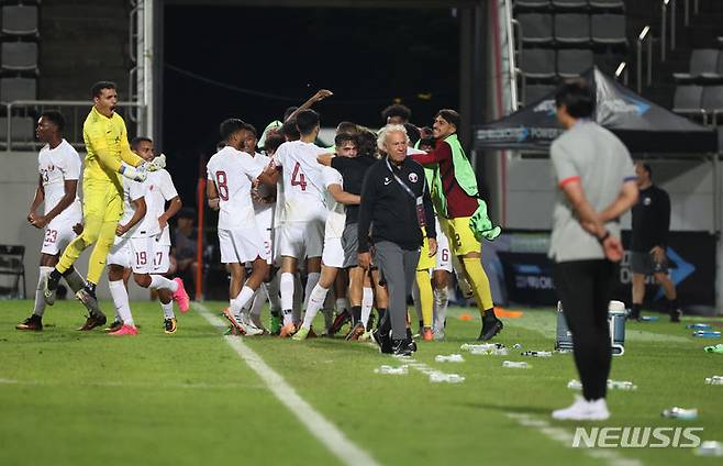 [창원=뉴시스] 고승민 기자 = 6일 경남 창원축구센터에서 열린 AFC U-23 아시안컵 예선 B조 대한민국 대 카타르 경기, 후반전 두번째 골을 넣은 카타르 선수들이 환호하고 있다. 2023.09.06. kkssmm99@newsis.com