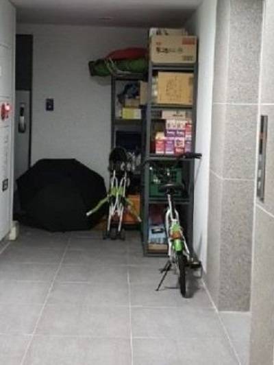 선반 가득 잡동사니가 쌓여있는 모습. 온라인 커뮤니티