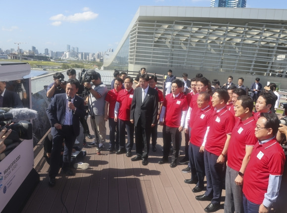 2030부산엑스포 부지 살펴보는  김기현 대표 - 국민의힘 김기현 대표를 비롯한 당 지도부가 7일 부산시 동구 부산항 국제여객터미널 하늘공원을 방문해 2030 부산엑스포 부지를 살펴보며 북항 통합개발 사업에 관해 설명을 듣고 있다. 2023.9.7 연합뉴스