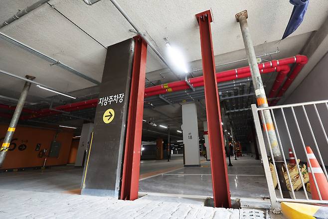 8월3일, 설계 오류로 무량판 구조 기둥 일부에 전단보강근이 빠진 경기도 오산시 LH 공공주택에서 보강 작업이 진행되고 있다. ⓒ연합뉴스