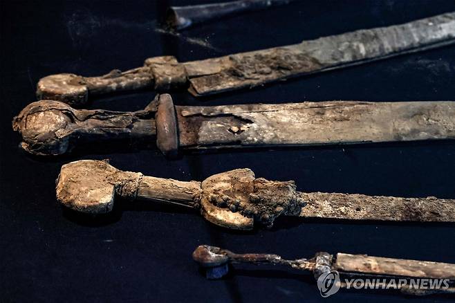 이스라엘 사막 동굴에서 발굴된 로마시대 검들 [AFP 연합뉴스 자료사진. 재판매 및 DB 금지]
