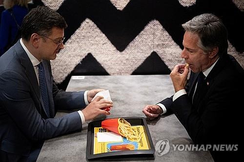 키이우의 맥도날드 매장서 프렌치프라이 먹는 블링컨(우)과 쿨레바  [ 키이우 로이터=연합뉴스]