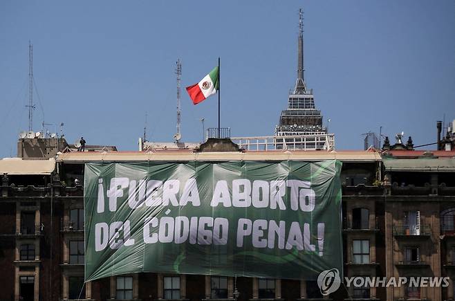 지난 3월(현지시간) 멕시코 소칼로 광장에 내걸린 '낙태죄 반대' 현수막 [로이터 연합뉴스 자료사진. 재판매 및 DB 금지]