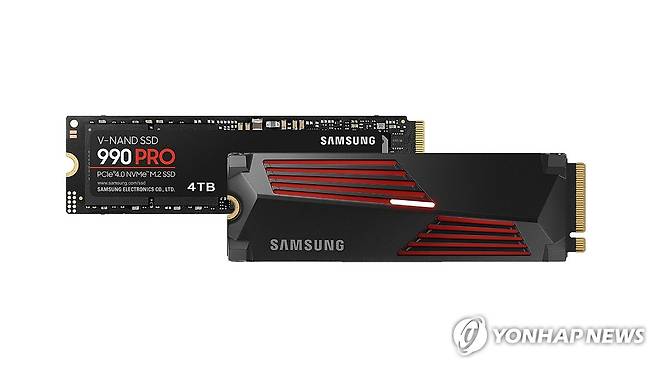 삼성전자, 고성능 SSD '990 PRO' 4TB 출시 (서울=연합뉴스) 삼성전자가 고성능 SSD '990 PRO' 시리즈의 4TB 제품을 출시한다고 7일 밝혔다. 사진은 삼성전자 SSD '990 PRO' 시리즈의 4TB 제품 이미지. 2023.9.7 [삼성전자 제공. 재판매 및 DB 금지] photo@yna.co.kr