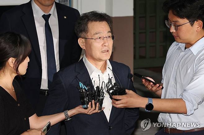 풀려난 김만배 (의왕=연합뉴스) 신현우 기자 = 화천대유자산관리 대주주 김만배 씨가 7일 오전 구속기간 만료로 석방돼 서울구치소에서 나와 취재진 질문에 답하고 있다.
    앞서 검찰은 김씨의 구속기한이 임박하자 횡령, 이해충돌방지법 위반 등 혐의로 구속영장을 추가 발부해달라고 재판부에 요청했으나 법원이 이를 받아들이지 않았다. 대장동 사건과 관련해 김씨가 구속됐다가 풀려난 것은 이번이 두 번째다. 2023.9.7 nowwego@yna.co.kr