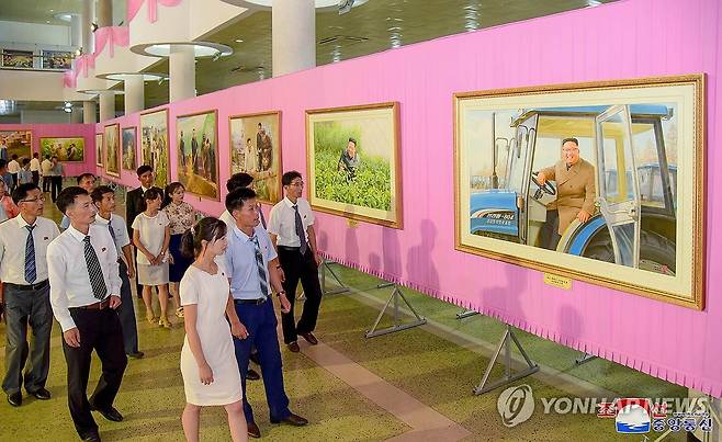 북한, 정권 수립 75주년 기념 '중앙미술전시회' 개막 (평양 조선중앙통신=연합뉴스) 북한은 정권 수립 75주년(9ㆍ9절)을 앞두고 지난 5일 옥류관에서 중앙미술전시회가 개막됐다고 조선중앙통신이 6일 보도했다. 2023.9.6 
    [국내에서만 사용 가능. 재배포 금지. For Use Only in the Republic of Korea. No Redistribution] nkphoto@yna.co.kr