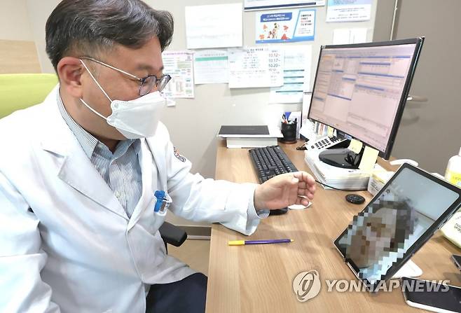 비대면진료  (서울=연합뉴스) 지난 5월30일 서울 도봉구 한 의원에서 비대면진료 시범사업과 관련해 비대면 진료 과정이 취재진에 시연되고 있다. [보건복지부 제공. 재판매 및 DB 금지] photo@yna.co.kr