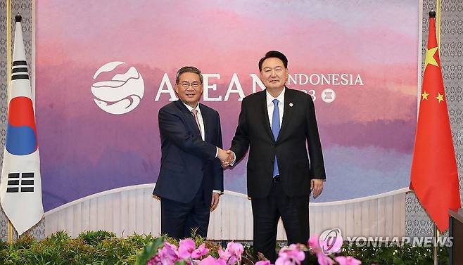 윤석열 대통령, 리창 총리와 한·중 회담 (자카르타=연합뉴스) 진성철 기자 = 윤석열 대통령이 7일(현지시간) 인도네시아 자카르타 컨벤션 센터(JCC)에서 열린 한·중국 회담에서 리창 중국 총리와 악수하고 있다. 2023.9.7 zjin@yna.co.kr