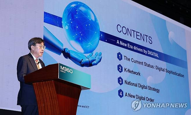 발언하는 박윤규 2차관 (서울=연합뉴스) 김인철 기자 = 박윤규 과학기술정보통신부 2차관이 7일 서울 중구 웨스틴조선호텔에서 열린 세계이동통신사업자연합회(GSMA) '모바일360 아시아태평양'(M360 APAC) 콘퍼런스에서 발언하고 있다. 2023.9.7 yatoya@yna.co.kr