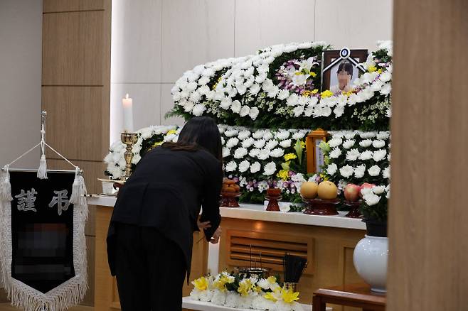 8일 오전 극단적 선택으로 숨진 대전 한 초등학교 교사의 빈소가 마련된 대전 서구 한 장례식장을 찾은 동료 교사가 헌화하고 있다. (사진=연합뉴스)