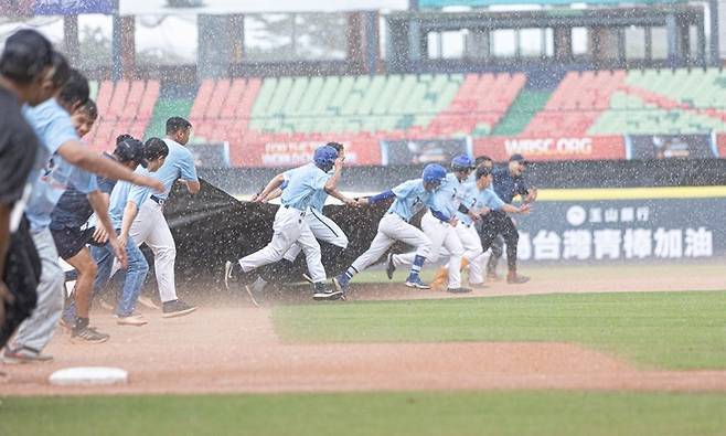 이러한 악천후를 예측하지 못했던 WBSC는 선수 보호는 뒷전으로 하고 있다. 사진=WBSC