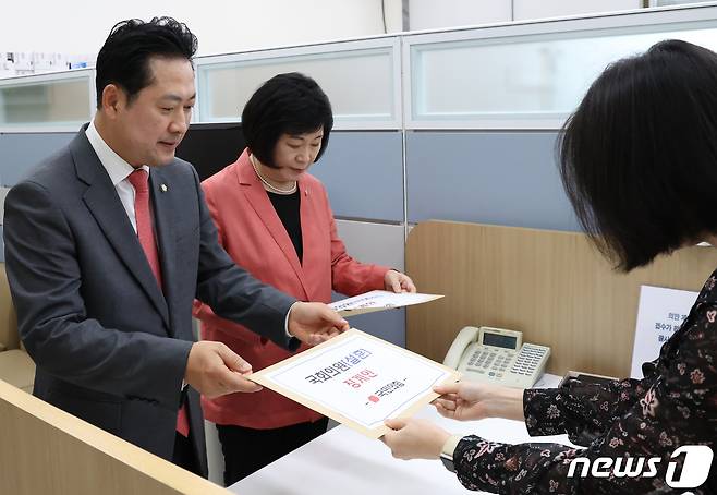 국민의힘 장동혁, 정경희 의원이 8일 오전 서울 여의도 국회 의안과에 대정부질문 중 '윤석열 대통령 탄핵'을 언급한 더불어민주당 설훈 의원과 태영호 의원에게 '막말'을 한 것으로 지목된 박영순 의원에 대한 징계안을 제출하고 있다. 2023.9.8/뉴스1 ⓒ News1 송원영 기자