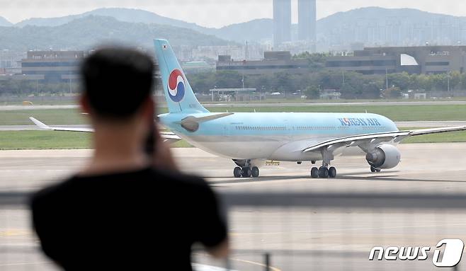 5일 오후 서울 강서구 김포공항 전망대에서 시민이 여객기를 바라보고 있다.  2023.9.5/뉴스1 ⓒ News1 장수영 기자