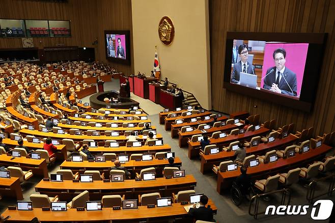 한동훈 법무부 장관이 8일 서울 여의도 국회 본회의장에서 열린 교육·사회·문화 대정부질문에서 안민석 더불어민주당 의원의 질의에 답변하고 있다. 2023.9.8/뉴스1 ⓒ News1 송원영 기자