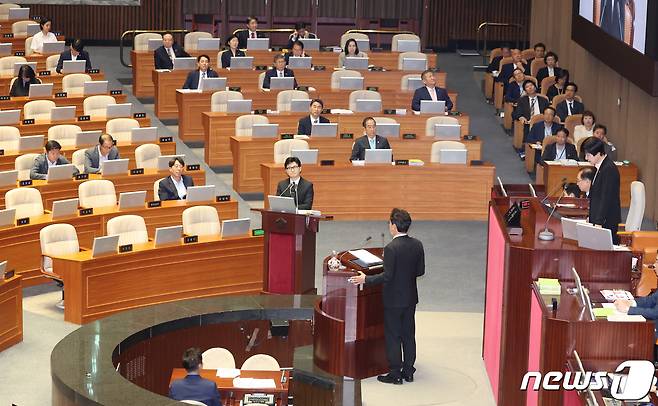 김영주 국회 부의장이 8일 서울 여의도 국회 본회의장에서 열린 교육·사회·문화 대정부질문에서 안민석 더불어민주당 의원의 한동훈 법무장관에 대한 질의에서 발언을 하고 있다. 2023.9.8/뉴스1 ⓒ News1 송원영 기자