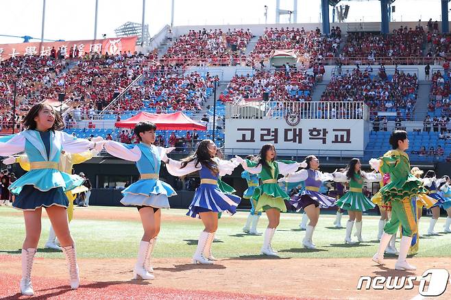 8일 오전 서울 양천구 목동야구장에서 열린 고려대·연세대 친선경기대회(고연전)에서 연세대 응원단이 열띤 응원을 하고 있다. 2023.9.8/뉴스1 ⓒ News1 신웅수 기자