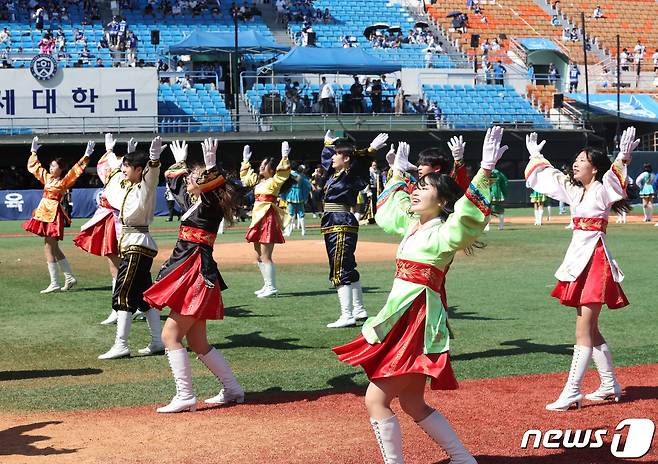 8일 오전 서울 양천구 목동야구장에서 열린 고려대·연세대 친선경기대회(고연전)에서 고려대 응원단이 열띤 응원을 하고 있다. 2023.9.8/뉴스1 ⓒ News1 신웅수 기자