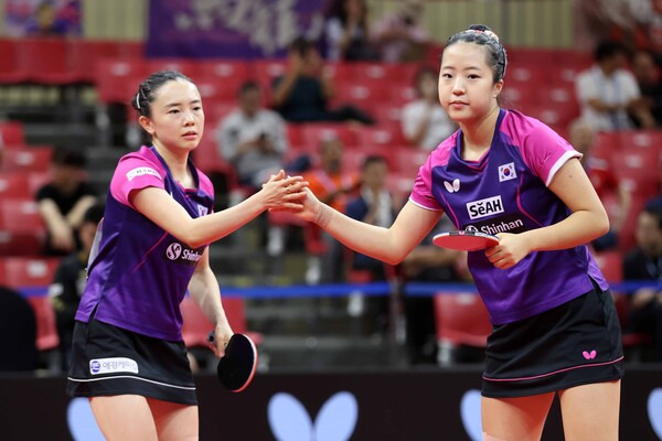 7일 오후 강원도 평창돔체육관에서 진행된 '제26회 국제탁구연맹(ITTF)-아시아탁구연합(ATTU) 평창아시아탁구선수권대회' 여자 복식에 출전한 전지희-신유빈 복식조. 사진┃평창아시아탁구선수권대회 조직위원회