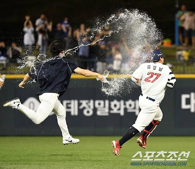 2023 KBO리그 롯데 자이언츠와 삼성 라이온즈의 경기가 7일 울산 문수야구장에서 열렸다. 연장 11회말 2사 1,2루 롯데 유강남이 끝내기 안타를 날린 뒤 환호하고 있다. 울산=박재만 기자pjm@sportschosun.com/2023.09.07/