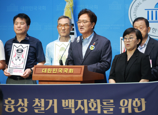 홍범도장군기념사업회 이사장인 더불어민주당 우원식 의원이 지난 7일 국회 소통관에서 독립전쟁 영웅 흉상 철거 백지화를 위한 한민족 100만인 서명운동 선포 기자회견을 하고 있다. 사진=연합뉴스