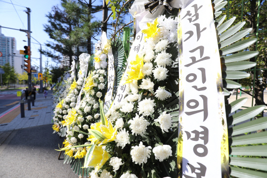 지난 7일 극단적 선택으로 생을 마감한 40대 교사가 생전 근무했던 학교 앞에 근조 화환이 놓여져 있다. 사진=김영태 기자