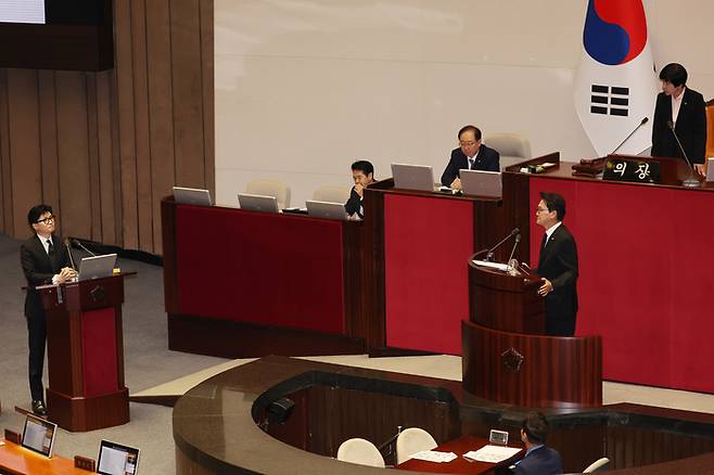 김영주 국회 부의장이 8일 국회에서 열린 본회의 대정부질문에서 더불어민주당 안민석 의원과 한동훈 법무장관의 갈등을 중재하고 있다. 연합뉴스