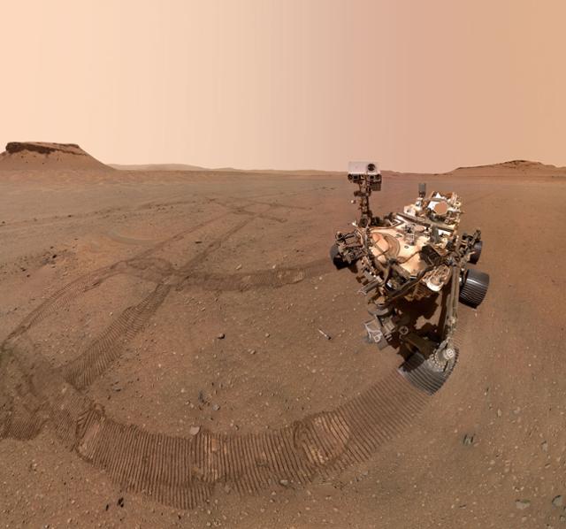 미국항공우주국(NASA·나사)이 화성에 보낸 탐사 로버 ‘퍼시비어런스’가 지난 1월 22일 샘플을 수집하고 있는 모습. 탐사선의 로봇 팔에 달린 카메라로 찍은 여러 영상들을 재구성해 만든 사진이다. 나사 제공