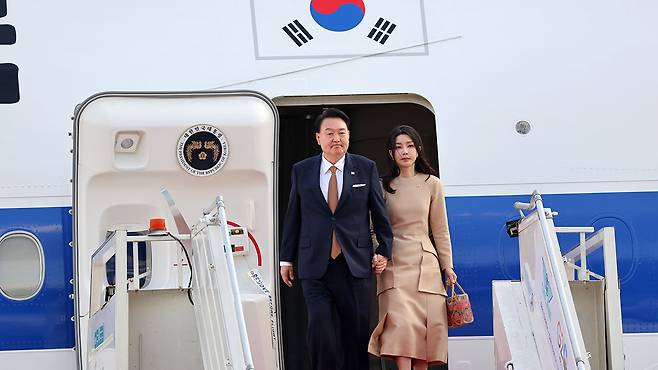 공군 1호기에서 내리는 윤석열 대통령 내외 [연합뉴스 제공]