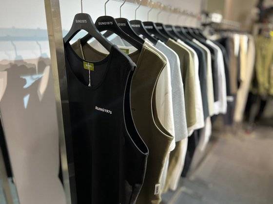 지난달 30일 서울 강남구 꼴라보하우스도산에서 열린 'SUNG 1975' 브랜드 론칭 기념 팝업스토어에 제품들이 비치돼 있다. 사진 박영민
